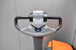 Wózek podnośnikowy elektryczny Toyota SWE140, 1,4t, Triplex Hi-Lo 4,5m